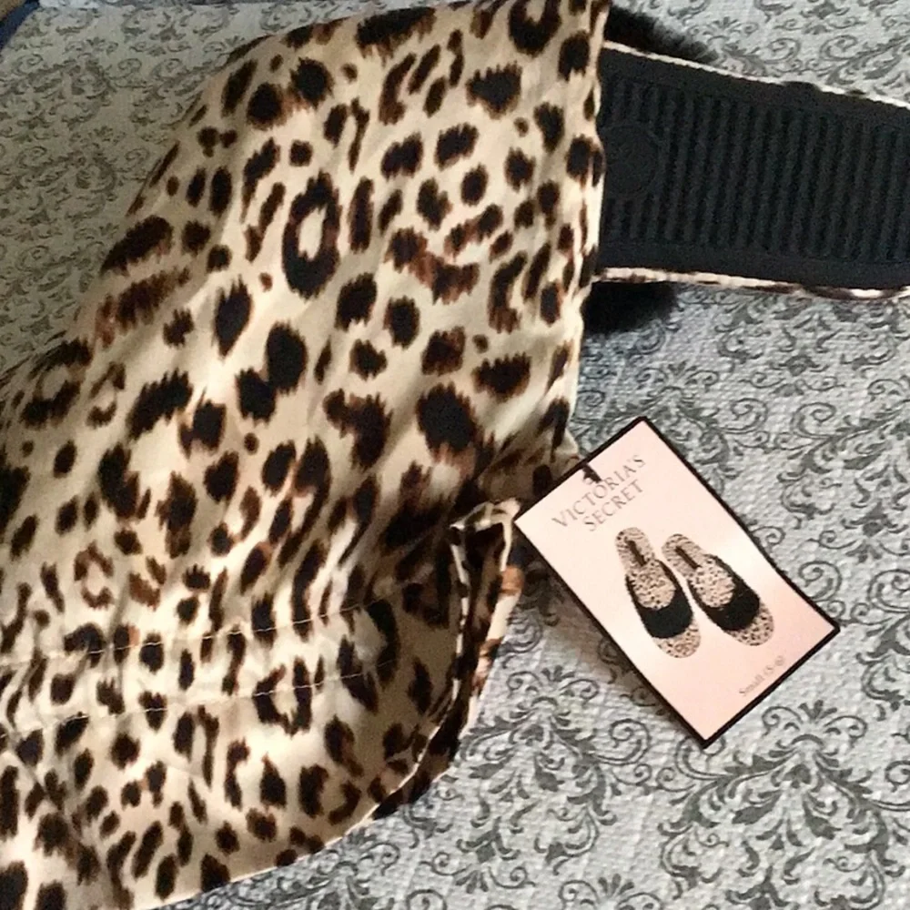 Victoria's Secret Leopard Print Slippers with Black Fur - Picture 4 of 5